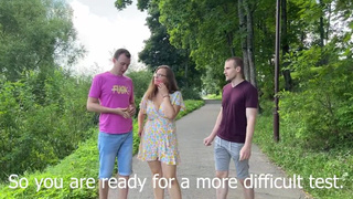 Реальное групповое секс видео — жесткий трах в авто