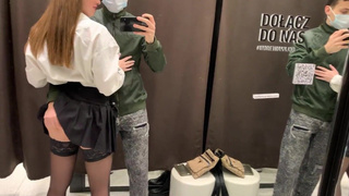 Секс в общественном месте с красивой блондинкой и конча в рот