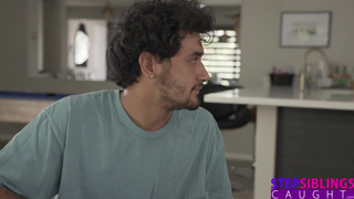 Горячее порно видео — сестра кончает от члена брата