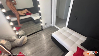 Долбит только в попку – горячее порно с развратной девушкой