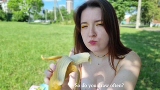 Секс в парке с обнаженной грудью