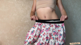 Девушка без белья соблазняет в примерочной