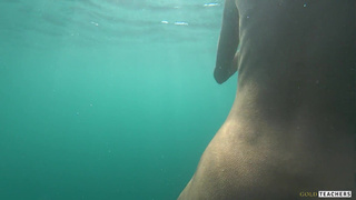 Секс на публичном пляже – горячее видео онлайн