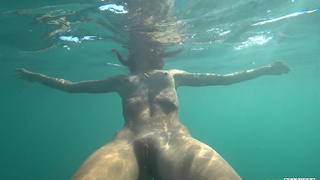 Секс на публичном пляже – горячее видео онлайн