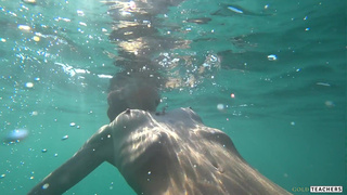 Секс на публичном пляже – горячее видео онлайн