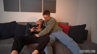 Наивная девушка впервые пробует взрослые игры