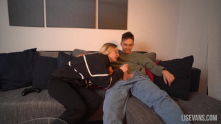 Наивная девушка впервые пробует взрослые игры