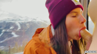 Путешественница в шапке сосет член в кабинке фуникулера – горячее секс видео