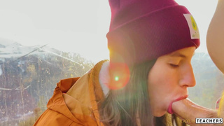 Путешественница в шапке сосет член в кабинке фуникулера – горячее секс видео