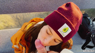 Путешественница в шапке сосет член в кабинке фуникулера – горячее секс видео