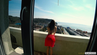 Секс на балконе: горячее порно видео с экстремальным уклоном