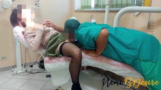 Девушка платит стоматологу страстным сексом