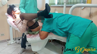 Девушка платит стоматологу страстным сексом