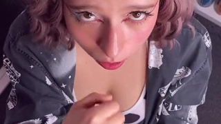 Девушка с ТикТок дрочит и сосет член с взглядом в камеру