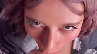 Девушка с ТикТок дрочит и сосет член с взглядом в камеру