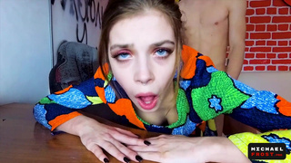 Похотливая девушка с района в горячем порно