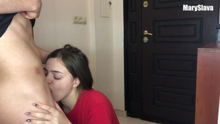 Молодая курьерша отдается клиенту после ошибки - порно онлайн