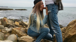 Страстный минет на пляже – горячее порно видео с красивой девушкой