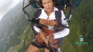 Экстремальный прыжок с инструктором и страстный сквирт