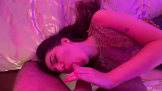 Пьяная порно-модель в неоновом свете – страстный секс на камеру