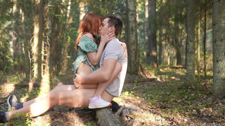 Дикий секс в лесу: горячее порно видео с красивой девушкой