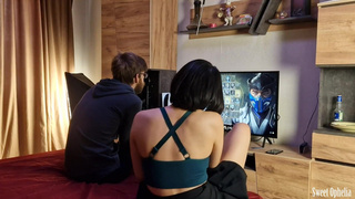 Девушка проиграла в Mortal Kombat и отрабатывает ставку: страстный минет и жесткий секс