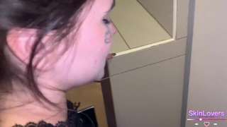 Секс в публичном туалете: страстная ебля на камеру