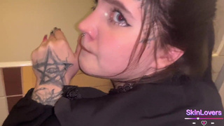 Секс в публичном туалете: страстная ебля на камеру