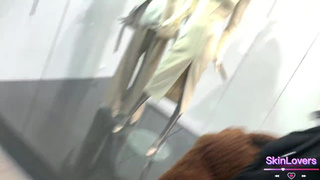 Секс в публичном туалете: страстная ебля на камеру