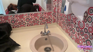 Секс в публичном туалете: страстная ебля на камеру