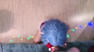 Горячий новогодний эльф с синими волосами страстно трахается с парнем и кончает в рот