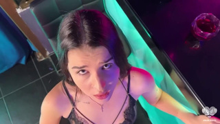 Порно видео с развратной официанткой