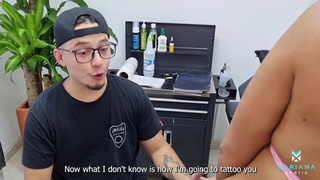 Страстный сквирт в студии тату