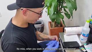 Страстный сквирт в студии тату