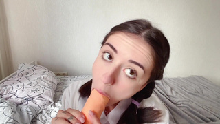 Девка держится, хотя хуя нет – горячее секс видео