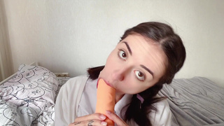 Девка держится, хотя хуя нет – горячее секс видео