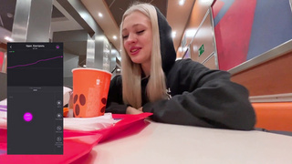 Дикий публичный секс с игрушкой – риск и возбуждение