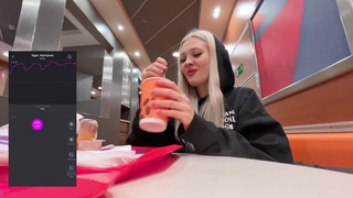 Дикий публичный секс с игрушкой – риск и возбуждение