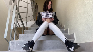 Домашняя мастурбация киски в общественном месте