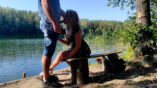 Катька мастурбирует на берегу реки и случайный лесной секс