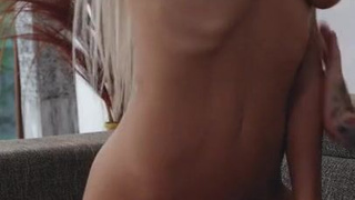 Сперма на лице и глубокий минет – страстное порно видео с развратной девушкой