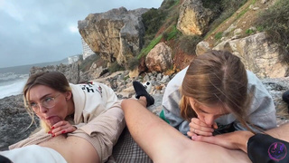 Страстный публичный секс: скачет на члене и сосёт