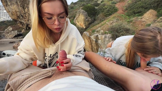 Страстный публичный секс: скачет на члене и сосёт