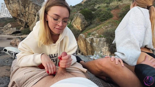 Страстный публичный секс: скачет на члене и сосёт