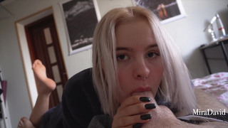 Смотреть бесплатно - горячее видео с минетом от блондинки