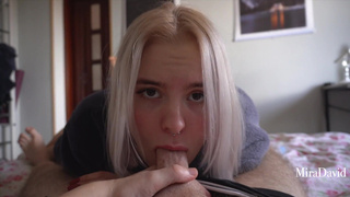 Смотреть бесплатно - горячее видео с минетом от блондинки