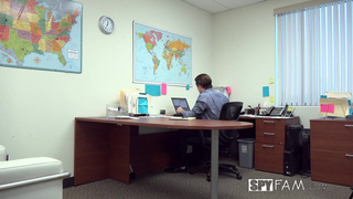 Секс с начальницей — жесткое порно видео с доминированием