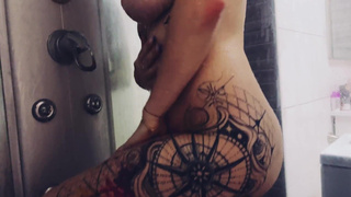 Блонди в душе: возбуждающее видео с большими сиськами