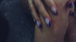 Блонди в душе: возбуждающее видео с большими сиськами