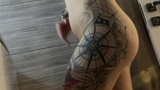 Игры в ванной с молодой красоткой